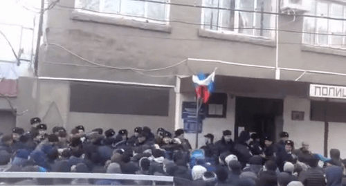 Residents of the Dagestani village of Akhty have gathered near the police station on February 9, 2018. Screenshot of the video from the Telegram channel "Akhty 24"