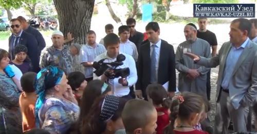 Evkurov meets forced migrants, Karabulak, July 2, 2014. Screenshot of the Caucasian Knot video