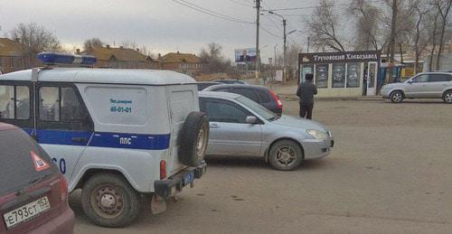 Trusov District of Astrakhan, Traffic police car is parked near pre-election billboard of Vladimir Putin. Photo by provided by Alena Sadovskaya to the Caucasian Knot. 