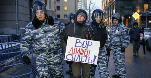 The police detains the participant of the protest action against corruption. Moscow, December 2014. Photo REUTERS/Tatyana Makeyeva (RUSSIA - Tags: BUSINESS CRIME LAW POLITICS CIVIL UNREST)