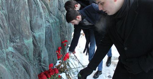 Laying flowers at the memorial "Wall of Sorrow". Moscow, February 22, 2018. Photo by Gor Alexanyan for the "Caucasian Knot"