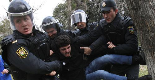 The police detains an activist. Baku, January 2013. Photo: REUTERS/David Mdzinarishvili