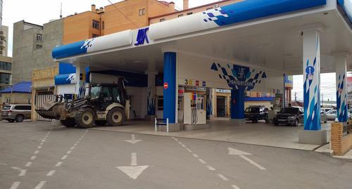 Filling station near residential house. Photo by Grigory Shvedov for the 'Caucasian Knot'.