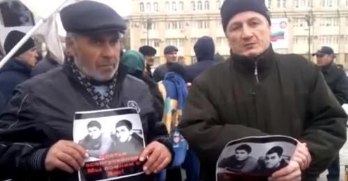 Father of the killed Gasanguseinov brothers (left) and representative of 'Law and Right' organization Djambulat Gasanov attend picket in Makhachkala, March 1, 2018. Screenshot from gazetachernovik Youtube video 