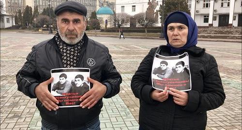 Parents of Nabi and Gasangusein Gasanguseinov in the square in Makhachkala. Photo by the "Caucasian Knot" correspondent