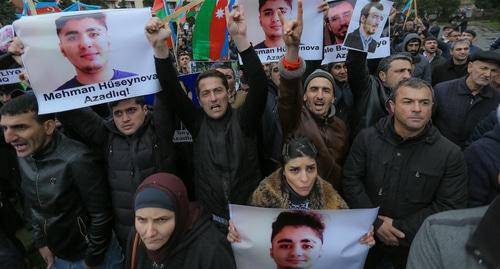The participants of the rally holding photos of the political prisoners. Baku, March 10, 2018. Photo by Aziz Karimov for the "Caucasian Knot"