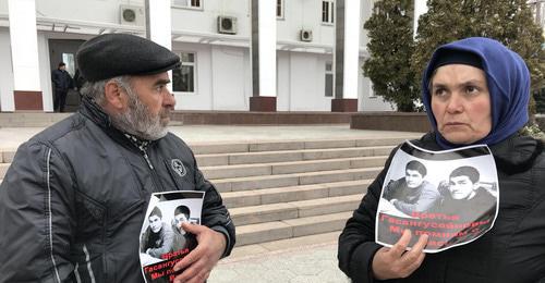 Parents of the murdered Gasanguseinov brothers are waiting for a meeting with officials at the Dagestani government building, Makhachkala, March 12, 2018. Photo by Patimat Makhmudova for the Caucasian Knot. 