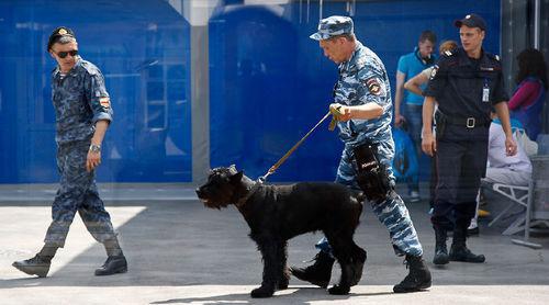 Detector dog handler. Photo by Vlad Alexandrov, Yuga.ru