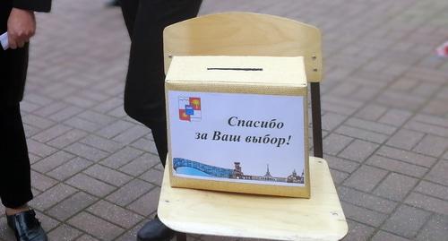 Box of flyers "Thank you for your choice!" near Sochi election commission. Photo by Svetlana Kravchenko for the Caucasian Knot. 