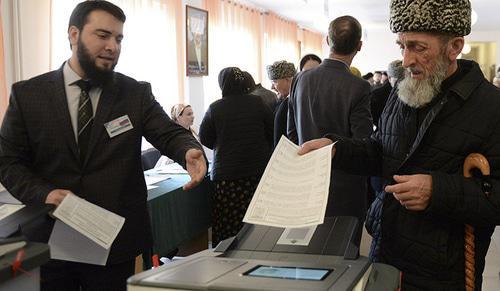 Voting at polling station in Grozny, March 18, 2018. Photo: REUTERS/Said Tsarnayev