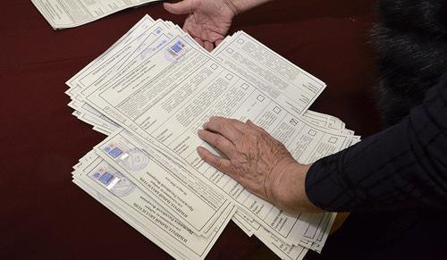 Counting of votes. Photo: REUTERS/Yuri Maltsev