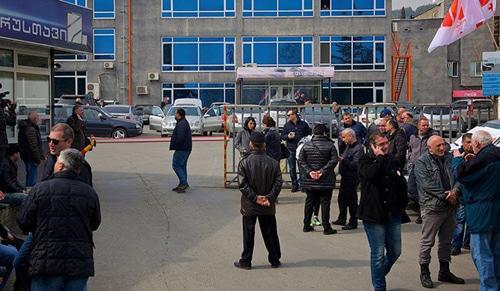 People at "Rustavi-2" TV Channel building. Photo: © Sputnik / Alexander Imedashvili
https://sputnik-georgia.ru/incidents/20180319/239726876/Shutka-o-Hriste-privela-k-besporjadkam-u-zdanija-telekanala-v-Tbilisi.html

