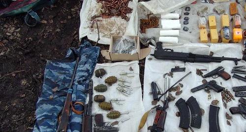 Weapons and ammunition from a hideout. Photo: http://nac.gov.ru/kontrterroristicheskie-operacii/v-kbr-obnaruzhen-krupnyy-taynik-s-oruzhiem-i.html