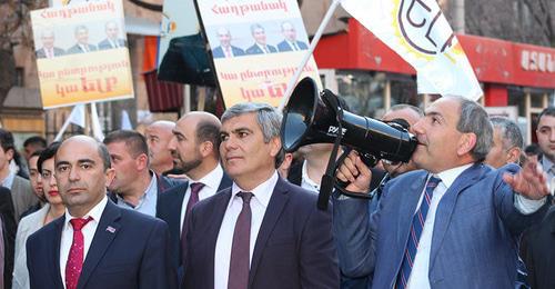 Leaders of the "Elk" bloc Edmon Marukyan, Aram Sarkisyan and Nikol Pashinyan (from left to right) at pre-election march in Yerevan. Photo by Tigran Petrosyan for the Caucasian Knot.