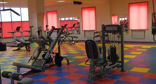 Trainers in a gym. Photo by the press service of the administration of Karabulak, http://www.mokarabulak.ru/