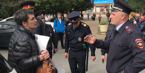 Policemen talk with Dmitry Titkov (left), Sochi, March 27, 2018. Photo by Svetlana Kravchenko for the Caucasian Knot. 