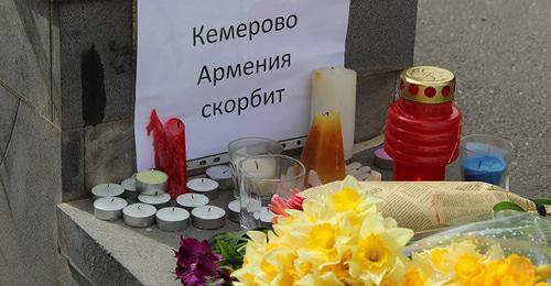 Flowers and candles in memory of victims of fire in Kemerovo, Yerevan, March 28, 2018. Photo by Tigran Petrosyan for the Caucasian Knot.