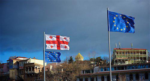 EU and Georgian flags. Photo: Sputnik / Alexander Imedashvili https://sputnik-georgia.ru/georgia/20180328/239854645/god-bez-viz---v-es-ocenili-bezvizovyj-rezhim-s-gruziej.html
