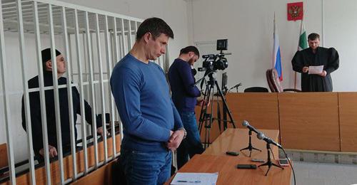 Advocate Pyotr Zaikin (on the right) and Oyub Titiev in the court room. Grozny, April 4, 2018. Photo by the press service of the HRC "Memorial"