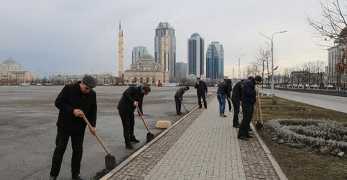 Obligatory community clean-up in Grozny. Photo: press service of Grozny Mayoralty