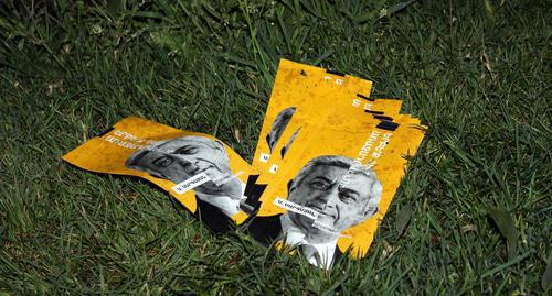 Leaflets against Serzh Sargsyan's premiership. Photo by Tigran Petrosyan for the Caucasian Knot