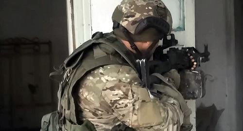 A law enforcer during CTO. Photo http://nac.gov.ru/kontrterroristicheskie-operacii/v-botlihskom-rayone-dagestana-v-hode-kto.html