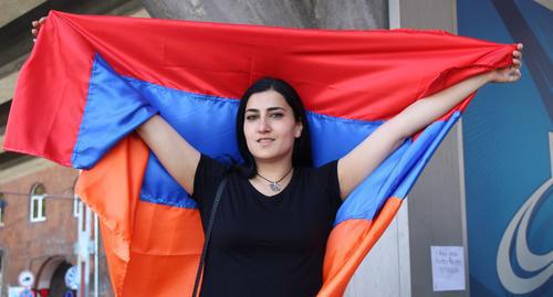 Young woman with Armenian flag, April 23, 2018. Photo by Tigran Petrosyan for the Caucasian Knot. 