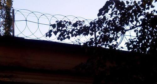 Barbed wire on the roof. Photo by Nina Tumanova for the Caucasian Knot. 