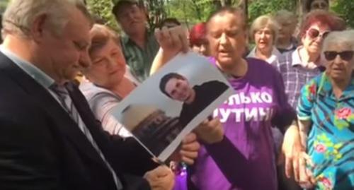 Activists of the patriotic movement "Putin's Detachments" burn Pavel Durov's portrait. Screenshot from video: https://www.youtube.com/watch?time_continue=17&v=UgObJgny2iM