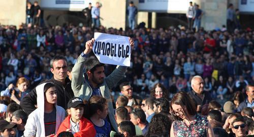 The opposition supporter with a poster "We have won!" in Yerevan. Photo by Tigran Petrosyan for the "Caucasian Knot"