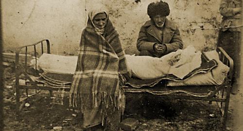 The Gazdiyev family in Ingushetia near the body of their deceased daughter. Kazakhstan, 1944. Photo https://ru.wikipedia.org/wiki/Депортация_чеченцев_и_ингушей