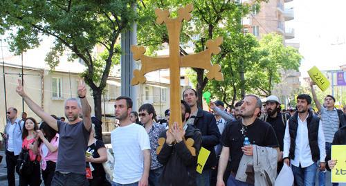 Protesters carry a large cross at the rally in Yerevan. Photo by Tigran Petrosyan for the "Caucasian Knot"