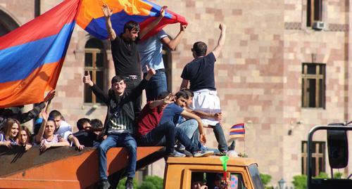 Participants of the rally are waiting for the election result in the Armenian Parliament. May 1, 2018. Photo by Tigran Petrosyan for the "Caucasian Knot"
