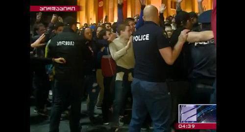 The police officers and protesters in Tbilisi. May 12, 2018. Screenshot of the report by the Rustavi TV Channel http://rustavi2.ge/en/news/103763