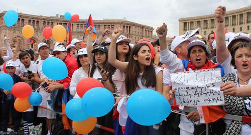 Nikol Pashinyan's supporters observe the results of voting in the Parliament. Yerevan, May 8, 2018. Photo by Tigran Petrosyan for the "Caucasian Knot"