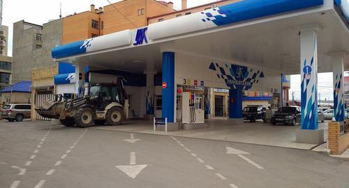 Filling station near residential apartment building. Photo by Grigory Shvedov for the Caucasian Knot.