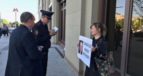 Solo pickets in defence of Oyub Titiev, Moscow, May 21, 2018. Photo by Rustam Djalilov for the Caucasian Knot.
