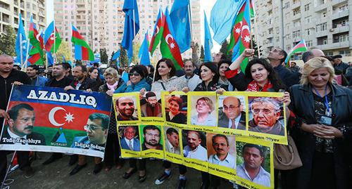 Rally participants hold in their hands posters with photos of political prisoners, Baku, October 25, 2015. Photo by Aziz Karimov for the Caucasian Knot. 