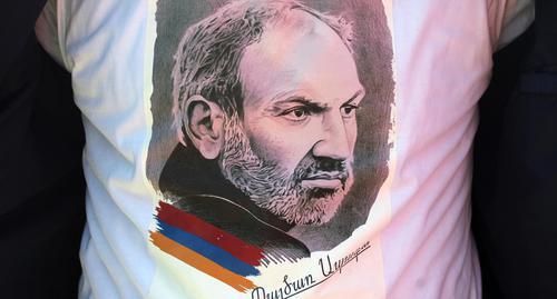 One of the protesters in Yerevan, wearing a T-shirt with a photo of Nikol Pashinyan, the leader of the "velvet" revolution. Photo by Tigran Petrosyan for the "Caucasian Knot"