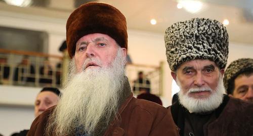 Believers in the Central mosque in Nazran. Photo http://www.ingushetia.ru/photo/section.php?SECTION_ID=349