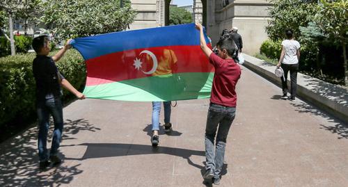 Participants of the march are carrying the flag of Azerbaijan. Baku, May 28, 2018. Photo by Aziz Karimov for the "Caucasian Knot"