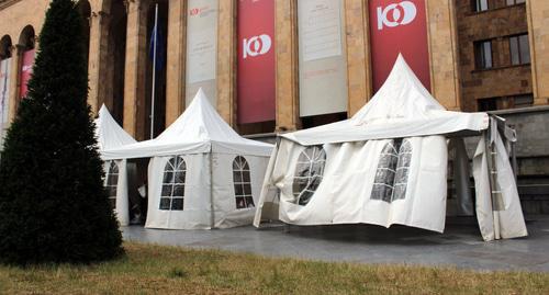 Tents installed at the Parliament of Georgia. Photo by Inna Kukudzhanova for the Caucasian Knot