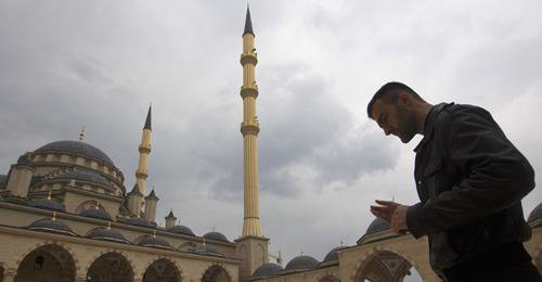 Believer prays in the 'Heart of Chechnya' Mosque in Grozny. Photo: REUTERS/Maxim Shemetov