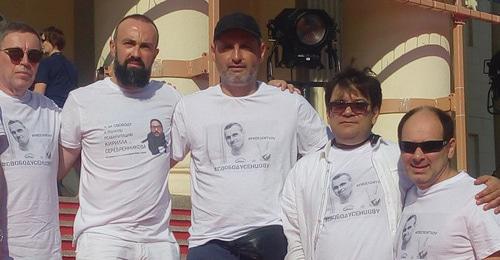 Participants of the "Kinotavr" wear T-shirts with portraits of Oleg Sentsov and Kirill Serebrennikov, Sochi, June 2, 2018. Photo by Denis Kolovsky for the Caucasian Knot. 
