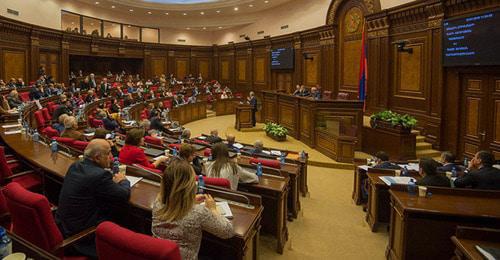 Sitting of the National Assembly of Armenia. Photo: © Sputnik / Asatur Yesayants //ru.armeniasputnik.am/politics/20180410/11358565/kandidatura-premer-ministra-armenii-budet-obsuzhdena-na-speczasedanii-parlamenta.html