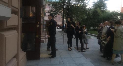 Evacuation of the Moscow office of the HRC "Memorial" on June 13, 2018. Photo from the page of the International Memorial on Facebook https://www.facebook.com/Memorial.International/photos/pcb.2085964071446313/2085964004779653/?type=3&amp;theater