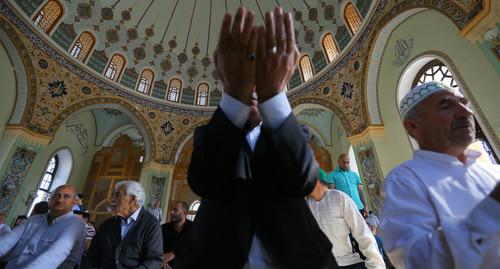 Prayer of Eid al-Fitr in Teze Pir mosque. Photo by Aziz Karimov for the "Caucasian Knot"