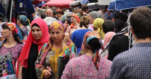 Grozny residents at 'Berkat' market on the eve of Eid al-Fitr, July 16, 2015. Photo by Magomed Magomedov for the Caucasian Knot. 