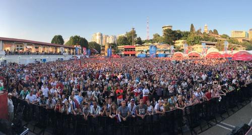 Football fans in Sochi fan zone, July 1, 2018. Photo by Svetlana Kravchenko for the Caucasian Knot. 