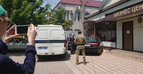Oyub Titiev is taken away, July 3, 2018. Photo: press service of HRC 'Memorial'